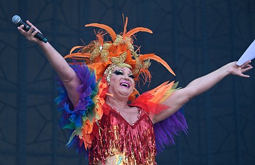Olivia Jones in Köln - und in Gedanken in Budapest. - © Roberto Pfeil/dpa