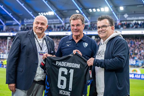 Das einzige Geschenk für VfL-Trainer Dieter Hecking kurz vor dem Spiel: Ein Trikot von Gegner SC Paderborn. - © David Inderlied/dpa