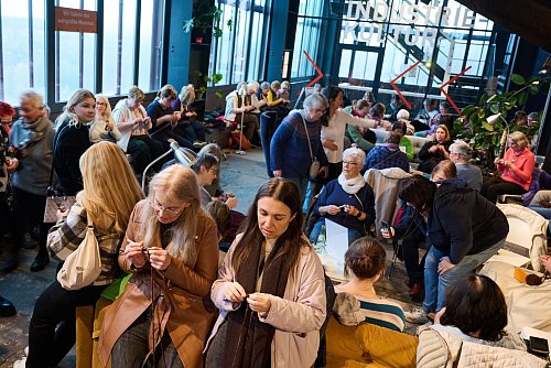 Immer freitags kommen die Teilnehmerinnen und Teilnehmer zum gemeinsamen Stricken zusammen. - © Bernd Thissen/dpa