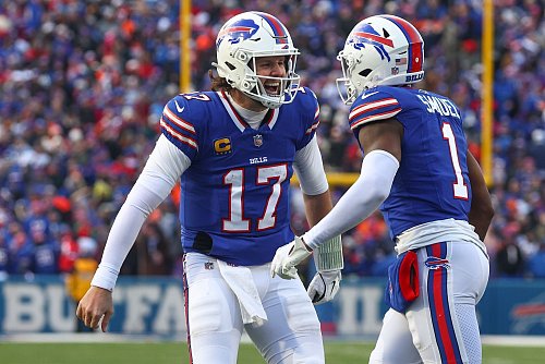 Josh Allen (links) führte die Bills souverän - © Jeffrey T. Barnes/AP/dpa