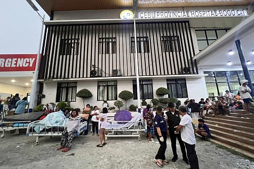 Nach dem Beben gibt es zahlreiche Verletzte, die versorgt werden müssen. - © Uncredited/AP/dpa