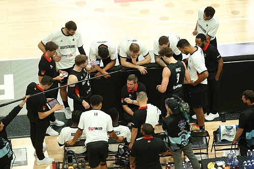 Eingeschworenes Team: Weltmeister Deutschland peilt EM-Gold an. - © Matthias Stickel/dpa