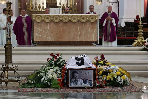In der Kathedrale von Palermo liegt der Sarg von Toto Schillaci vor dem Altar. - © Alberto Lo Bianco/LaPresse/AP/dpa