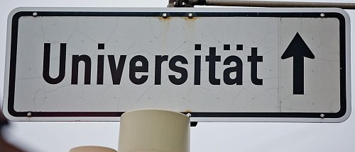Die Unis in NRW halten trotz längerem Abi das gesamte Angebot für Erstsemester aufrecht. (Symbolbild) - © picture alliance / Daniel Karmann/dpa