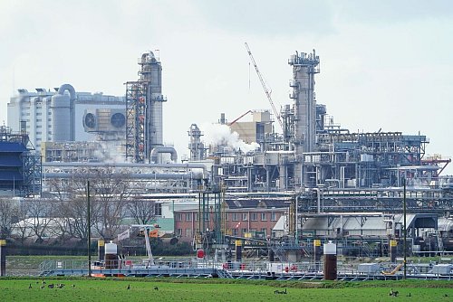 Das Stammwerk des Chemiekonzerns BASF steht bei den Sparmaßnahmen besonders im Fokus. - © Uwe Anspach/dpa
