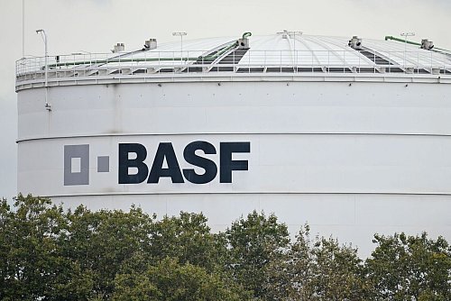 Der Chemieriese leidet unter gestiegenen Energiepreisen und Kostendruck. Einige Produktionsanlagen wurden schon geschlossen. Weitere könnten am größten Standort folgen. - © Uwe Anspach/dpa