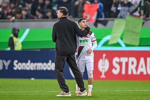 Sandro Wagner versucht nach dem Spiel, seine Spieler, hier Youngster Ismael Gharbi, aufzurichten. - © Harry Langer/dpa