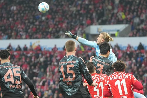 Der FSV Mainz (rot) überraschte gegen den FC Bayern München. - © Thomas Frey/dpa