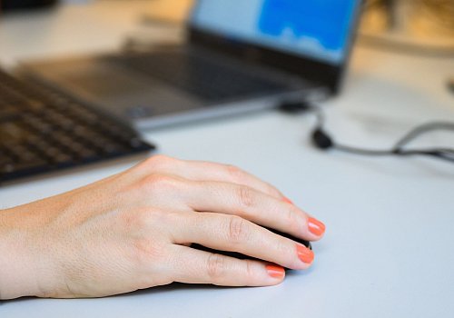 Schreibtalent trifft Algorithmus: Wie viel KI verträgt die Literatur? - © Julian Stratenschulte/dpa