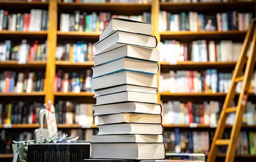 Künstliche Intelligenz dringt auch in die Welt der Bücher vor – nicht ohne Kritik. - © Frank Rumpenhorst/dpa