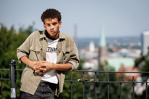 Salimou Thiam will hoch hinaus - im Oktober gehen die Dreharbeiten für «Die Tribute von Panem» weiter. - © Friso Gentsch/dpa