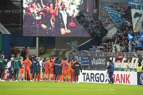 Schalke blickt nach dem Aus im Pokal schon auf das nächste Spiel in der Liga. - © Marc Schüler/dpa