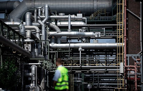 Auch die Betreuung von Anlagen gehört zu den Aufgaben der neuen Infrastruktur-Tochtergesellschaft Syneqt. (Archivbild) - © Fabian Strauch/dpa