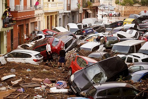 Die Wassermassen rissen die Autos wie Spielzeug mit. - © Alberto Saiz/AP