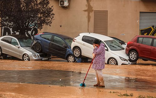 Besonders schlimm ist die Lage in der auch bei Urlaubern sehr beliebten Region Valencia, aber auch andere Mittelmeer-Anrainer-Regionen wie Andalusien und Murcia sind schwer betroffen. - © Rober Solsona/EUROPA PRESS/dpa
