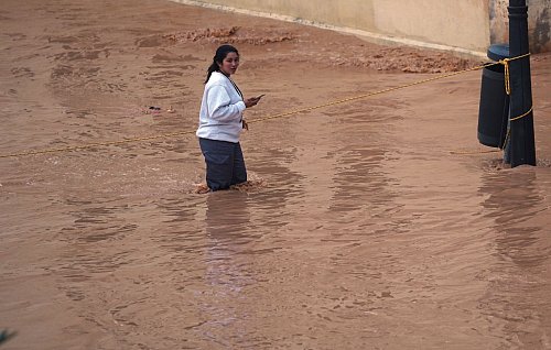 Die starken Regenfälle setzen unzählige Straßen, Gebäude und Felder unter Wasser. - © Alberto Saiz/AP