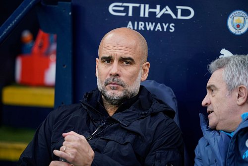 Ratlos: Pep Guardiola steckt mit Manchester City weiter tief in der Krise. - © Dave Thompson/AP/dpa