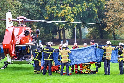 Mit einem Rettungshubschrauber war die gewählte Bürgermeisterin von Herdecke in ein Krankenhaus geflogen worden. (Archivbild) - © Alex Talash/dpa
