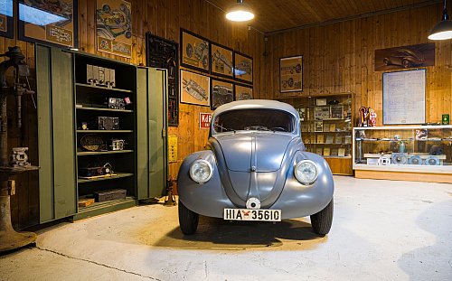 In Traugott Grundmanns Ausstellung hat das Auto einen besonderen Platz. - © Moritz Frankenberg/dpa