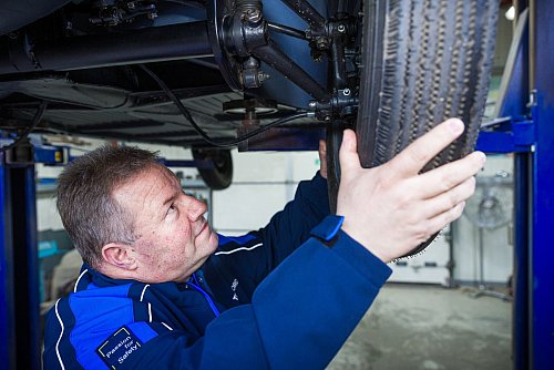 TÜV-Mitarbeiter Thomas Rusch hat das Fahrzeug abgenommen. - © Moritz Frankenberg/dpa