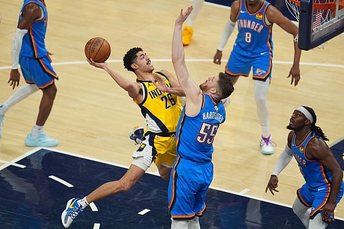 Das intensiv geführte Duell endete mit dem zweiten Sieg im dritten Spiel für die Indiana Pacers. - © Michael Conroy/AP/dpa