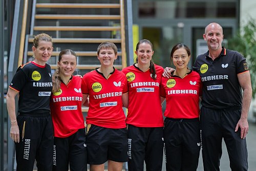 Die deutschen Tischtennis-Nationalspielerinnen vor der Team-EM in Kroatien. - © Rolf Vennenbernd/dpa
