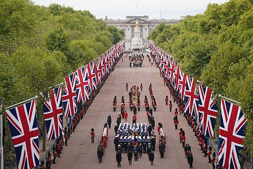 Der Trauerzug mit dem Sarg der gestorbenen britischen Königin Elizabeth II. führte über die Prachtstraße The Mall. - © Zac Goodwin/PA Wire/dpa