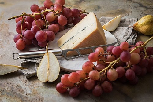Sowohl Weintrauben als auch Birnenspalten sind eine wunderbare Ergänzung zu halbfestem Schnittkäse. Diese Zugaben greifen die Fruchtigkeit des Käses auf. - © Christin Klose/dpa-tmn