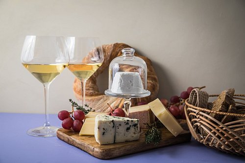 Auf ein Schweizer Käsebrett gehören mindestens 5 Käseklassiker: Le Gruyere, Appenzeller, Emmentaler, Blauschimmel- und Ziegenfrischkäse. - © Christin Klose/dpa-tmn