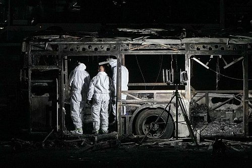 Israel geht nach der Explosion von Bussen von einem Terroranschlag aus. - © Ohad Zwigenberg/AP/dpa