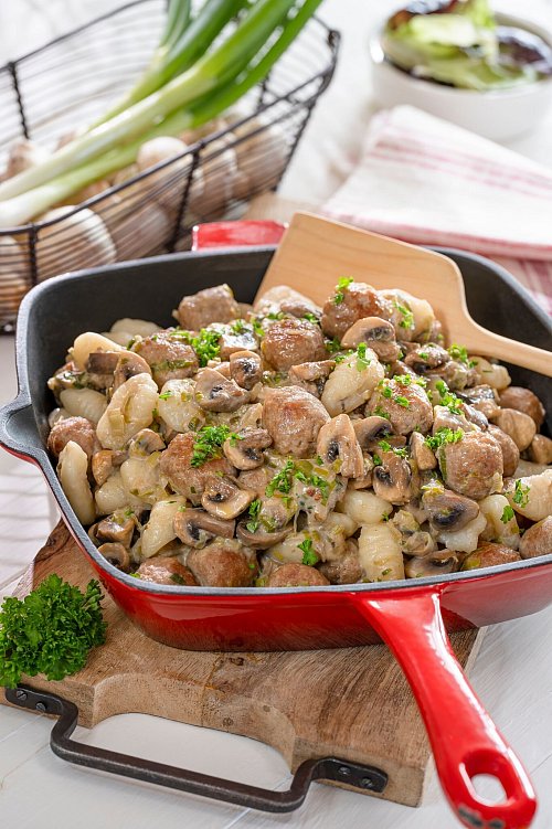 Originell: Die Fleischbällchen in dieser Gnocchi-Frikadellen-Pfanne werden aus Bratwurstmasse geformt. - © B. Lütke Hockenbeck/LV.Buch/dpa-tmn