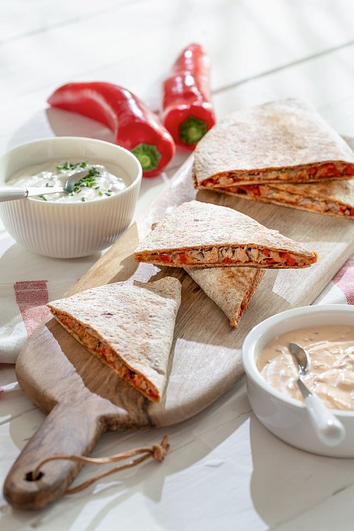 Für Pizzadillas wird ein Wrap ähnlich wie eine Pizza belegt und dann in der Pfanne gebraten. - © B. Lütke Hockenbeck/LV.Buch/dpa-tmn