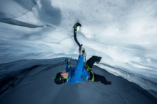 Extrem unterwegs: Profibergsteiger Rudolf Hauser klettert an einer Eiswand hoch. - © Stefan Voitl/dpa-tmn