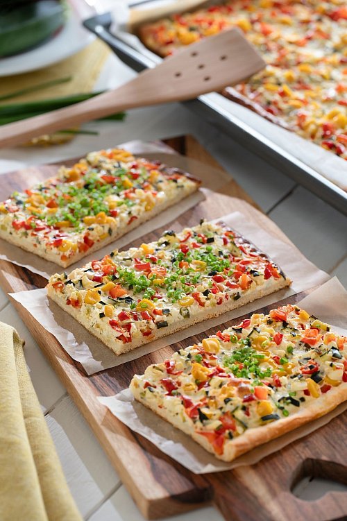 Schmeckt ein bisschen wie Pizza, aber auch wieder anders: Auf den Gemüsekuchen kommt ein Guss aus Eiern und Crème fraîche. - © B. Lütke Hockenbeck/LV.Buch/dpa-tmn
