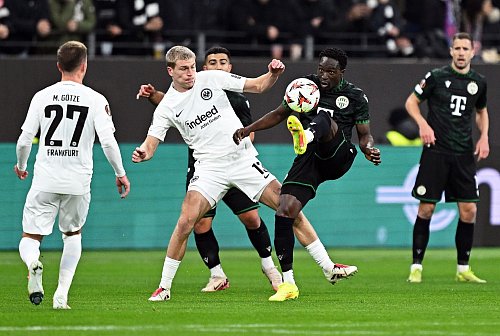 Eintracht Frankfurt um Rasmus Kristensen (l) fehlte es in der ersten Hälfte an Genauigkeit im Abschluss. - © Arne Dedert/dpa