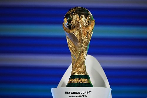 Insgesamt 48 Nationen spielen 2026 um den goldenen WM-Pokal. - © Christian Charisius/dpa