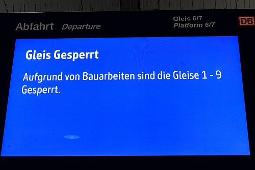 Der Kölner Hauptbahnhof ist für den Fernverkehr gesperrt.in ZUgang zu neun von elf Gleisen. - © Roberto Pfeil/dpa