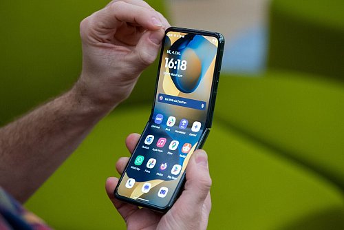 6,9 Zoll misst das faltbare OLED-Display im Inneren des Moto Razr 50 Ultra. - © Franziska Gabbert/dpa-tmn