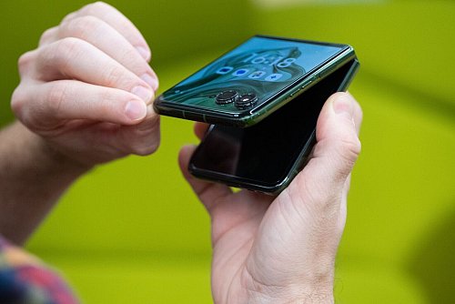 Solide: Das Klappscharnier des Moto Razr 50 Ultra wirkt stabil. - © Franziska Gabbert/dpa-tmn