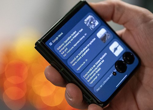 News für unterwegs? Viele Apps des Razr sind für das Außendisplay angepasst worden und lassen sich - teils mit Einschränkungen - nutzen. - © Franziska Gabbert/dpa-tmn