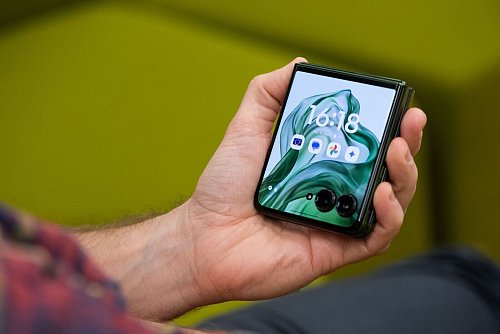 Vier Zoll OLED draußen: Das Außendisplay umfasst beinahe die gesamte Vorderseite des Razr. - © Franziska Gabbert/dpa-tmn