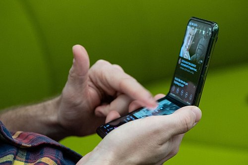 Halb aufklappen? Geht, manche Apps schalten dann auch in einen angepassten Funktionsmodus. - © Franziska Gabbert/dpa-tmn