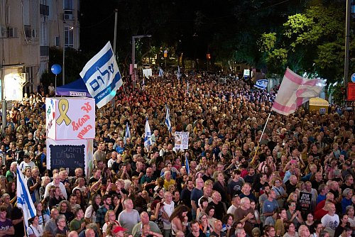 Schätzungen zufolge beteiligten sich etwa 150.000 Menschen an der Gedenkveranstaltung für den 1995 ermordeten damaligen israelischen Regierungschef Izchak Rabin. - © Ariel Schalit/AP/dpa