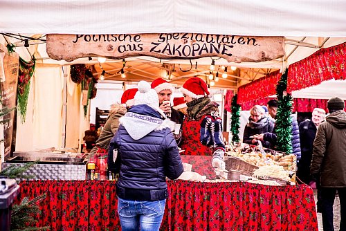 P wie Polen und Piroggen: Auch die Kulinarik auf dem Sternenmarkt ist landestypisch. - © Angelique Preau/BKG Sternenmarkt/dpa-tmn