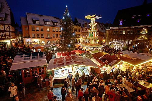 Schöner als in Quedlinburg geht\\\'s wahrscheinlich kaum: nahezu ein Bilderbuch-Weihnachtsmarkt. - © Matthias Bein/dpa/dpa-tmn