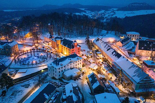 Gut besucht: Der Weihnachtsmarkt auf der Festung Königstein lockt viele Besucher an. - © Sebastian Kahnert/dpa/dpa-tmn