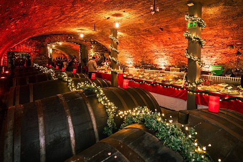 Passende Kulisse: Der Mosel-Wein-Nachts-Markt in Traben-Trarbach wird in ehemaligen Weinkellern aufgebaut. - © Gernot Weyrich/Mosel-Wein-Nachts-Markt/dpa-tmn