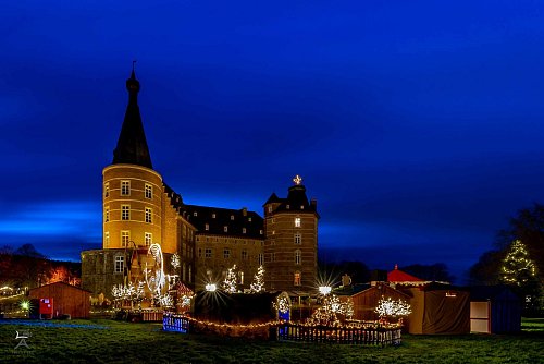 Buden am Burggraben: Der Weihnachtsmarkt am Wasserschloss Merode hat ein ganz besonderes Flair. - © Andreas Grusdat/Luscus Art/dpa-tmn