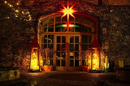Hereinspaziert: Zur Adventszeit putzt sich Deutschlands größte Feldsteinscheune in Bollewick besonders heraus. - © Claas Heinemann/Die Scheune/dpa-tmn