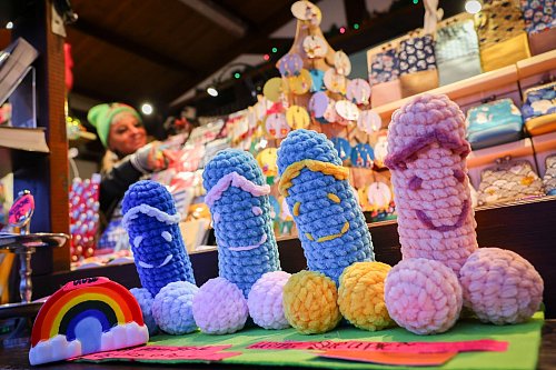 Das Kunsthandwerk auf dem Weihnachtsmarkt «Santa Pauli» ist, nun ja, teils dem Motto angepasst. - © Christian Charisius/dpa/dpa-tmn